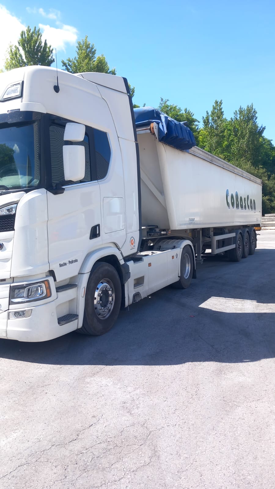 Camión Scania con semirremolque de bañera basculante en Cantabria
